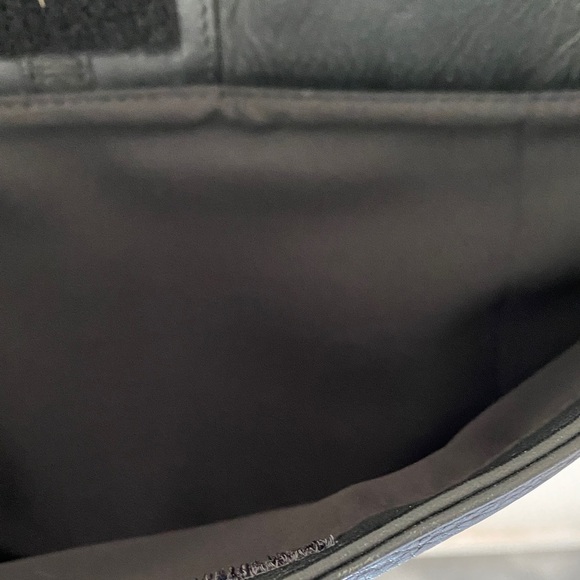 Wilsons Leather Black Messenger Bag - Picture 7 of 9